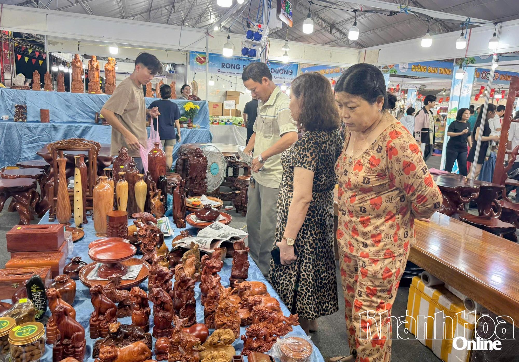 Các sản phẩm thủ công mỹ nghệ được nhiều người dân quan tâm tại hội chợ.