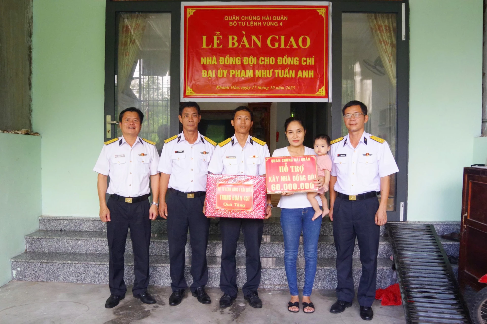 Thủ trưởng Trung đoàn bàn giao Nhà đồng đội cho gia đình Đại úy Phạm Như Tuấn Anh.