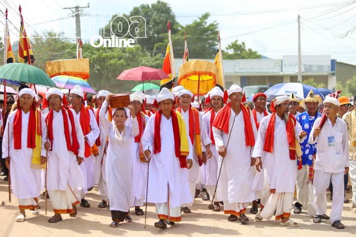 Độc đáo lễ rước y trang trong lễ hội Katê