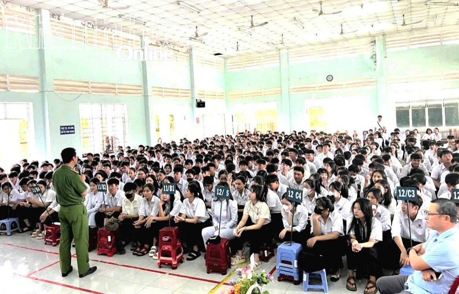 Buổi tuyên truyền pháp luật thu hút hơn 600 học sinh, phụ huynh và giáo viên tham gia