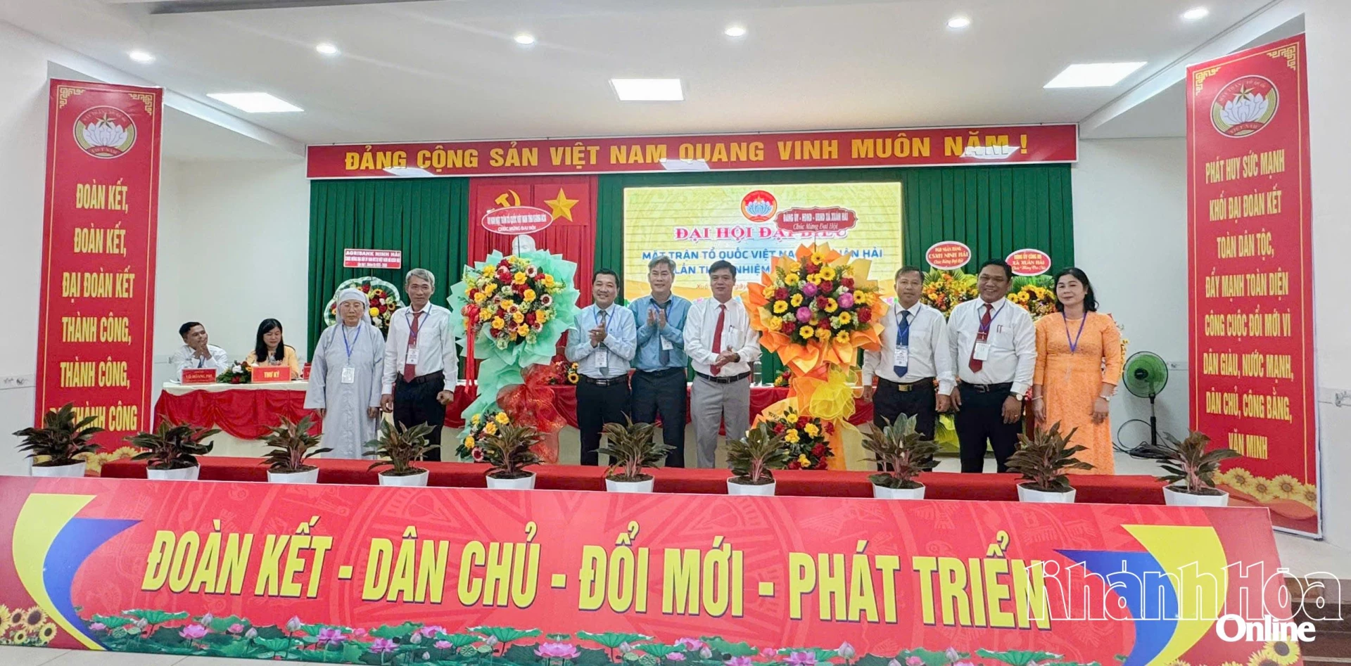 Đại diện Uỷ ban MTTQ tỉnh, lãnh đạo xã tặng hoa chúc mừng đại hội.