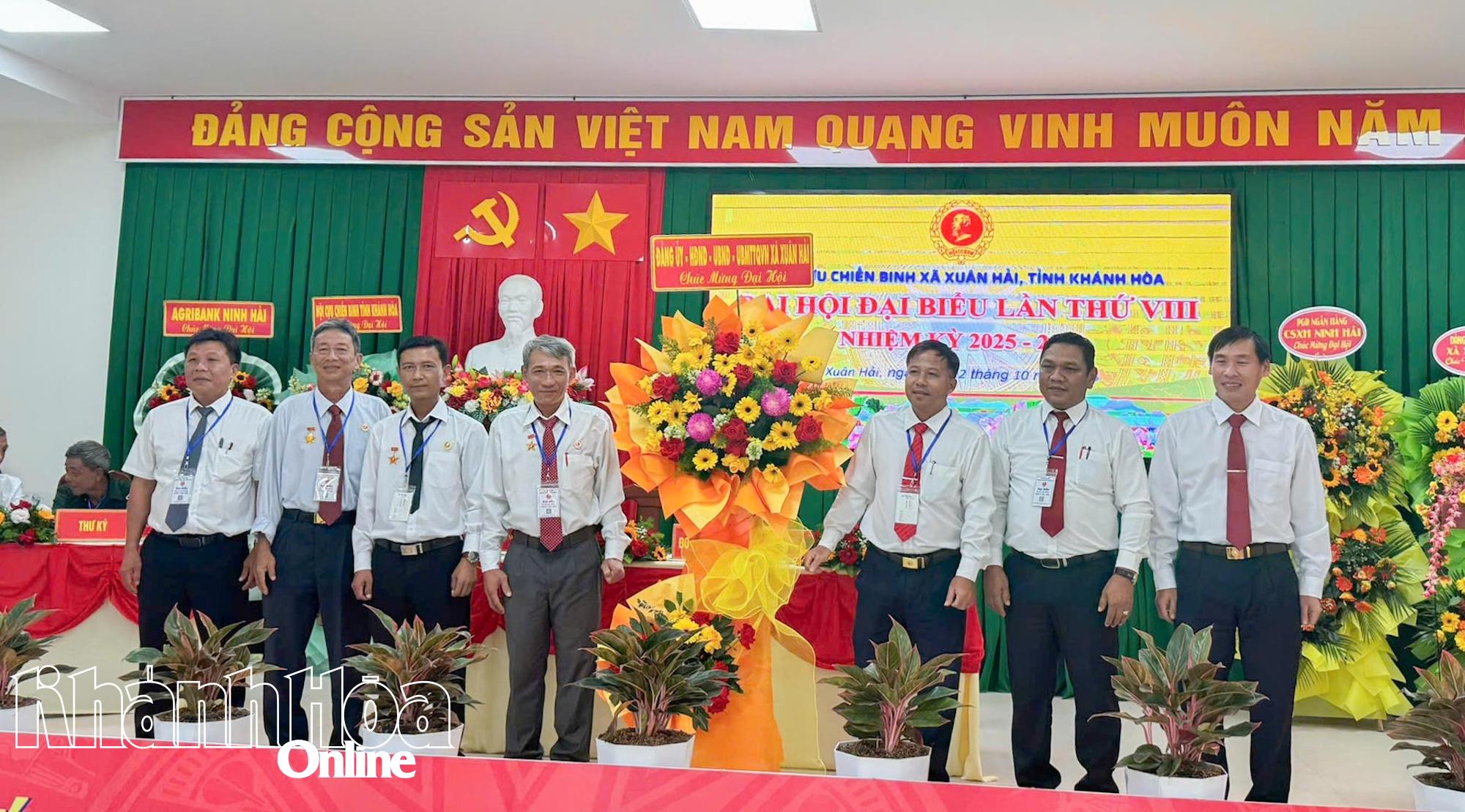 Đại diện lãnh đạo xã Xuân Hải tặng hoa chúc mừng đại hội.