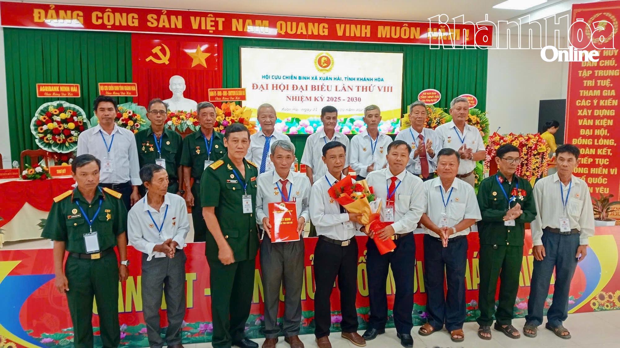 Đại diện lãnh đạo xã tặng hoa chúc mừng Ban Chấp hành Hội Cựu chiến binh xã Xuân Hải, nhiệm kỳ 2025 – 2030.