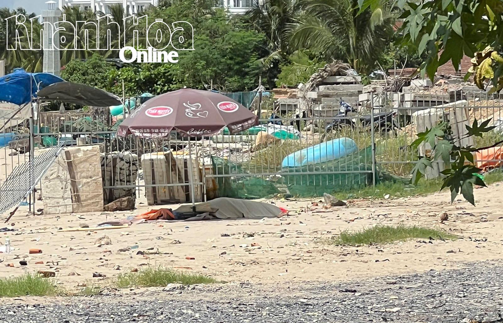 Thi thể được người dân địa phương đưa vào bờ và thông báo cho cơ quan chức năng