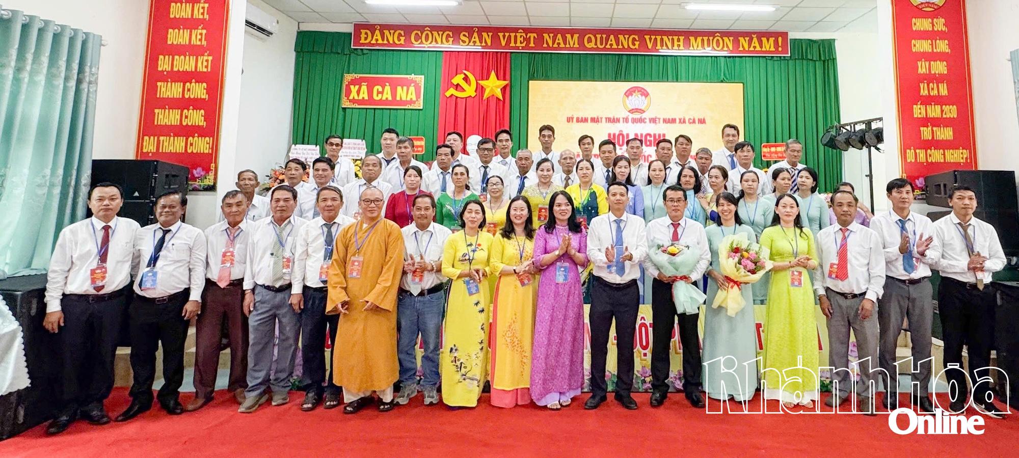 Lãnh đạo xã tặng hoa chúc mừng Ban Chấp hành Uỷ ban MTTQ xã Cà Ná nhiệm kỳ 2025-2030.