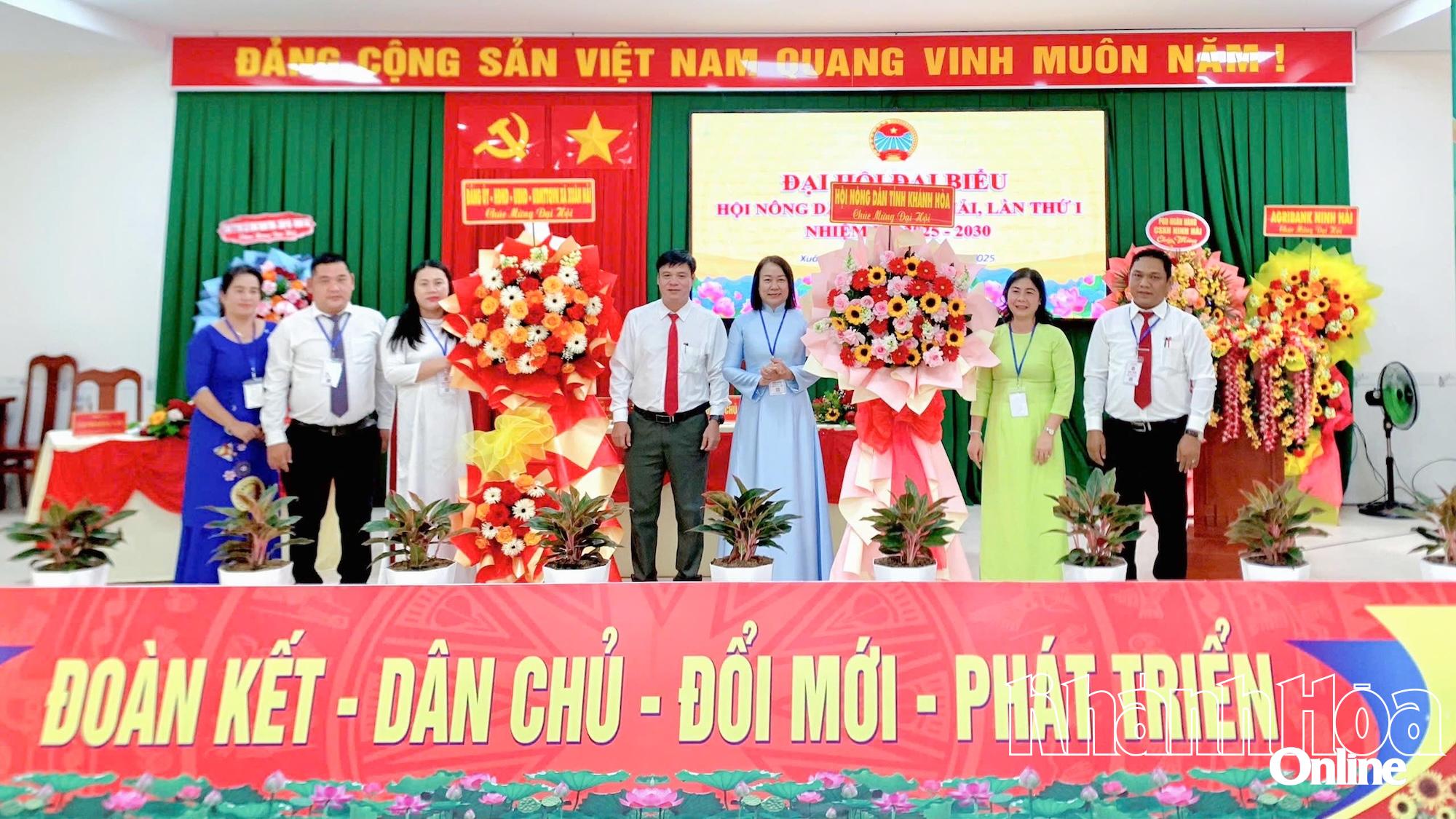 Lãnh đạo xã tặng hoa chúc mừng đại hội.