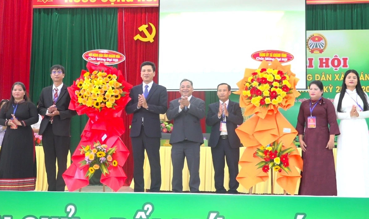 Đảng ủy xã Khánh Vĩnh và Hội Nông dân tỉnh tặng hoa chúc mừng đại hội.