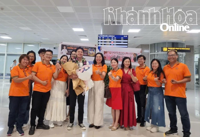 Chào đón Á quân Đường lên đỉnh Olympia 2025 Đoàn Thanh Tùng trở về