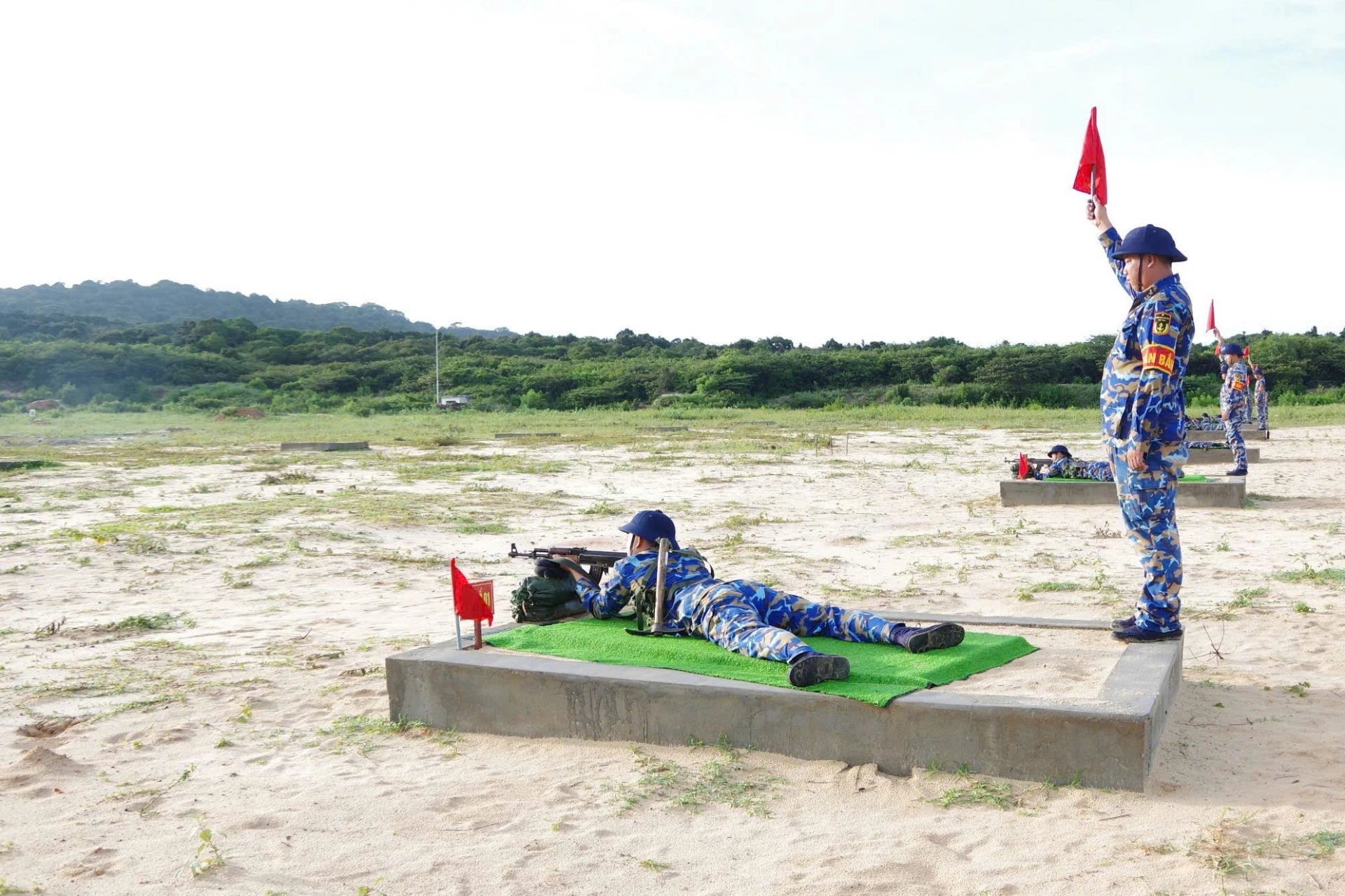 Học viên kiểm tra bắn.