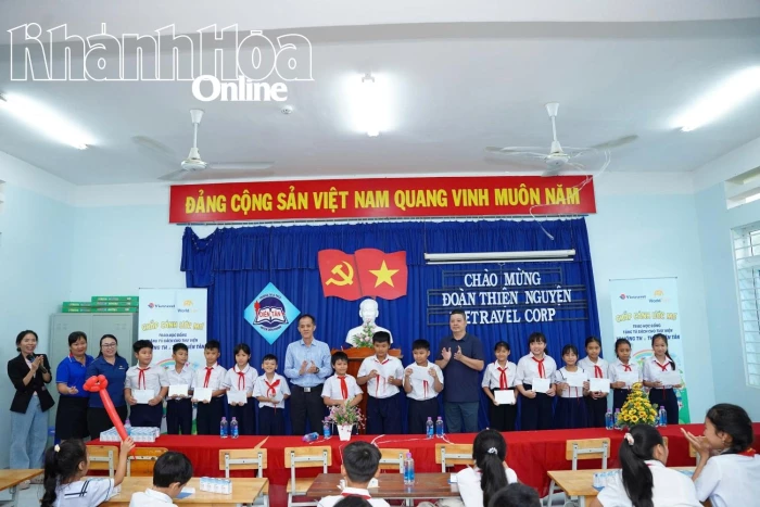Worldtrans - Vietravel Khánh Hòa trao học bổng và tủ sách cho Trường Tiểu học và THCS Diên Tân