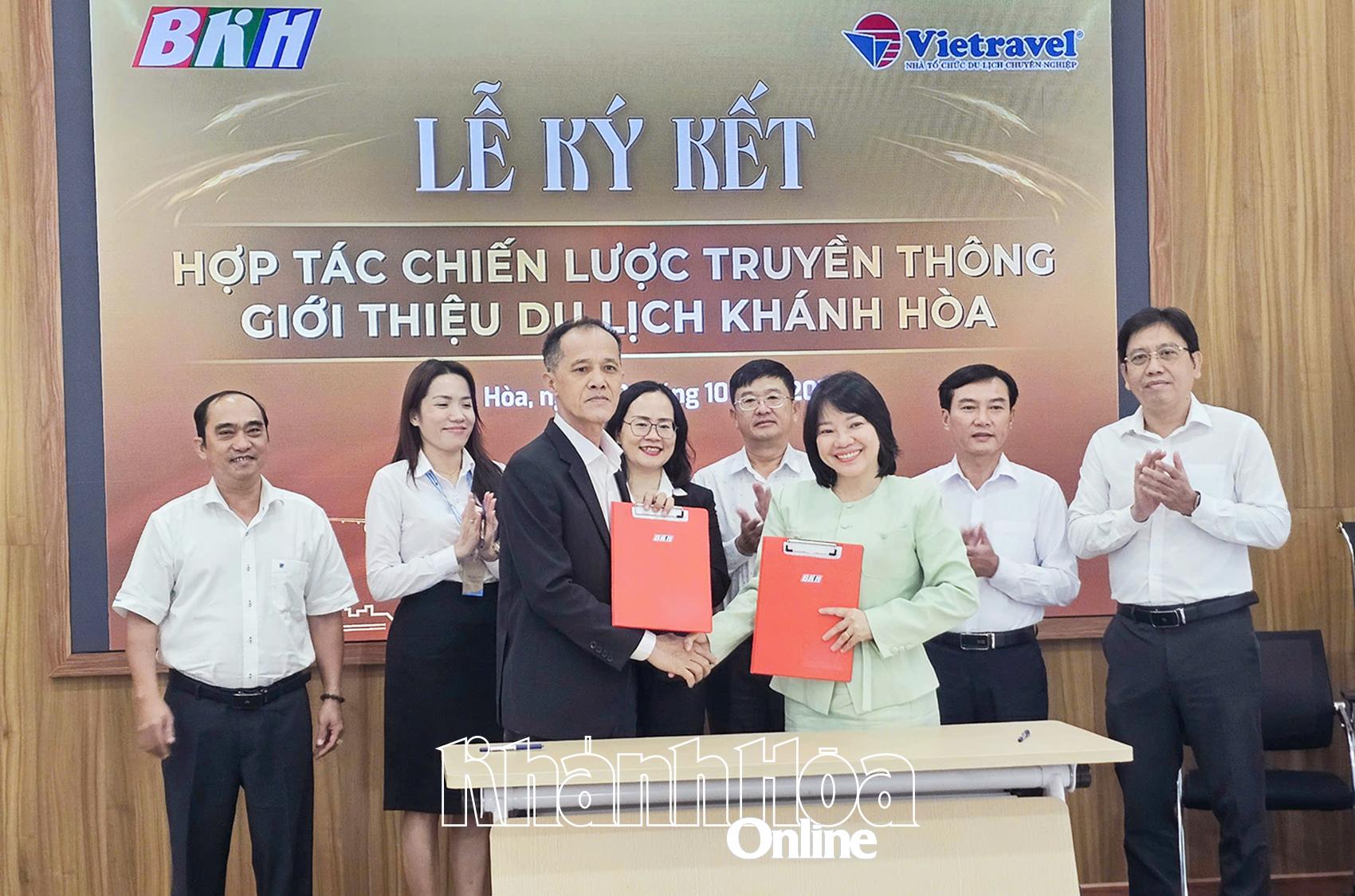 Đồng chí Thái Thị Lệ Hằng và ông Đoàn Hải Quân trao bản ký kết hợp tác truyền thông giới thiệu du lịch Khánh Hòa. Ảnh: THÀNH AN
