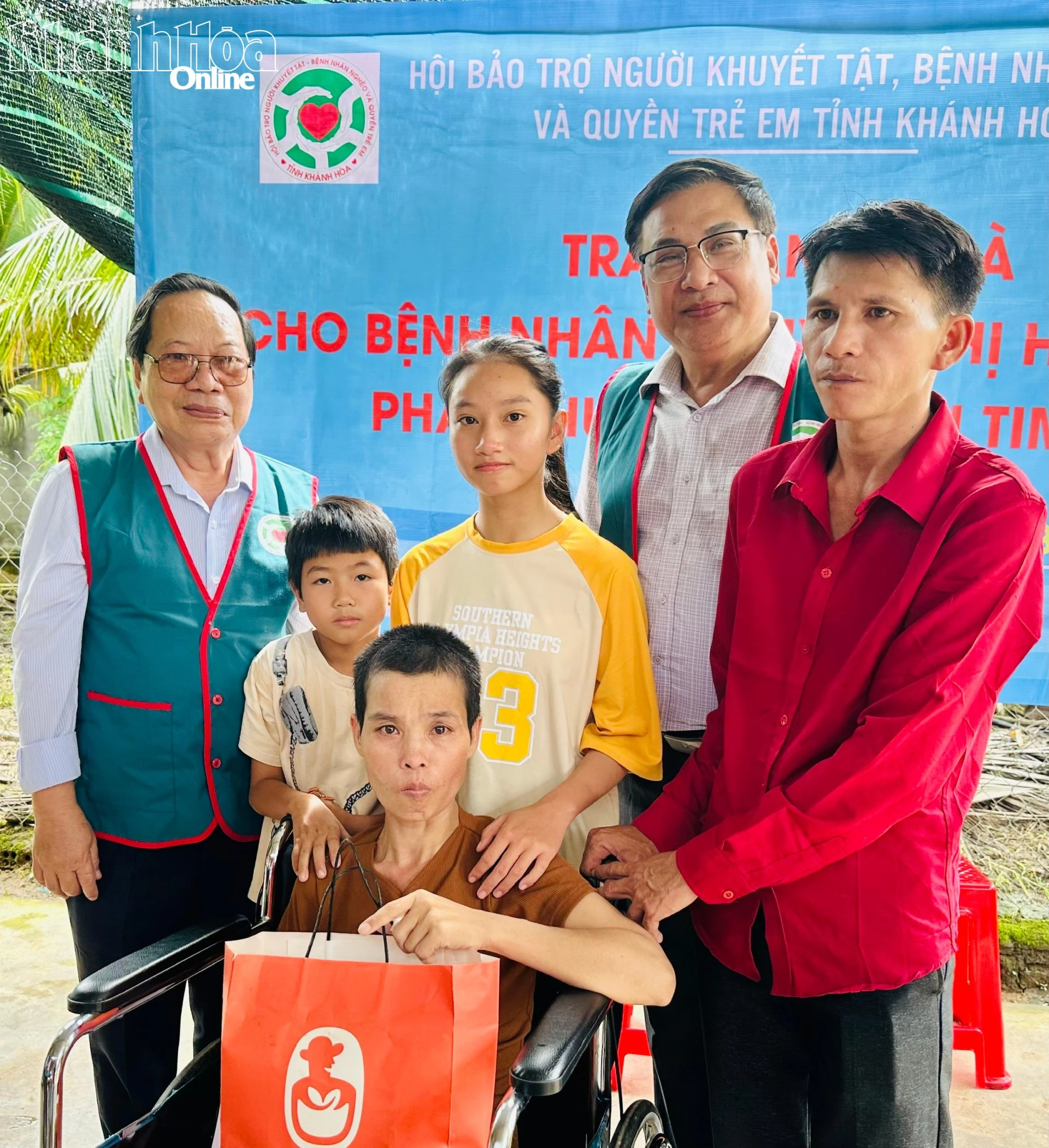 Lãnh đạo Hội Bảo trợ người khuyết tật, bệnh nhân nghèo và quyền trẻ em tỉnh trao tặng tiền cho gia định bệnh nhân.