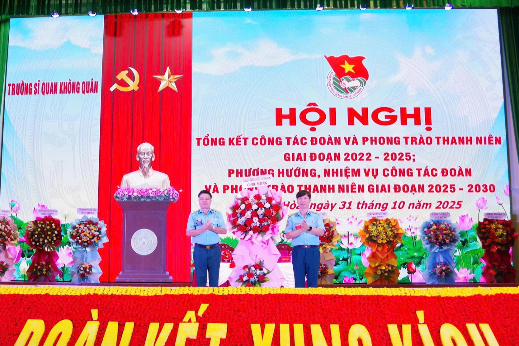 Đảng ủy, Ban Giám hiệu nhà trường tặng hoa chúc mừng hội nghị.