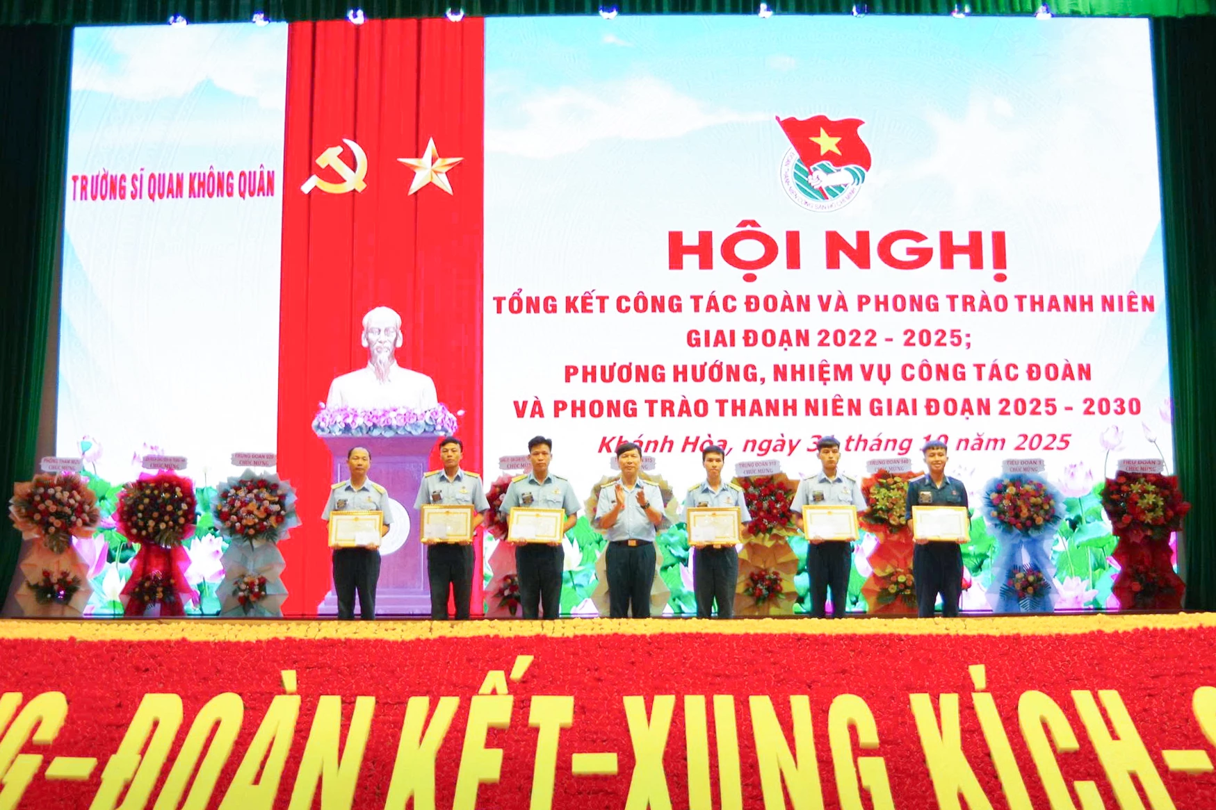 Thủ trưởng nhà trường trao thưởng cho các tập thể và cá nhân có thành tích.