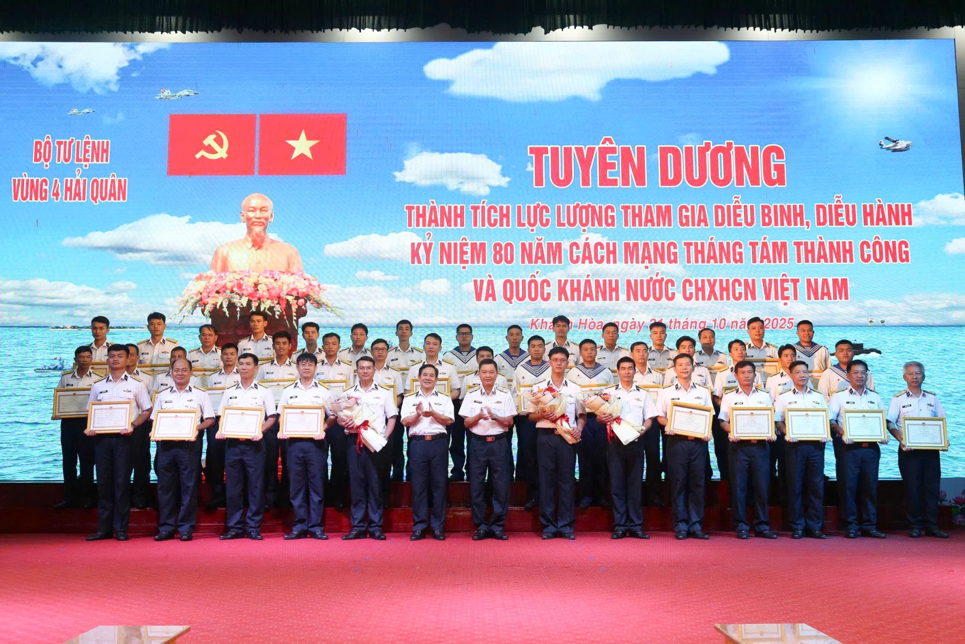 Thủ trưởng Bộ Tư lệnh Vùng 4 Hải quân trao thưởng cho các tập thể, cá nhân.