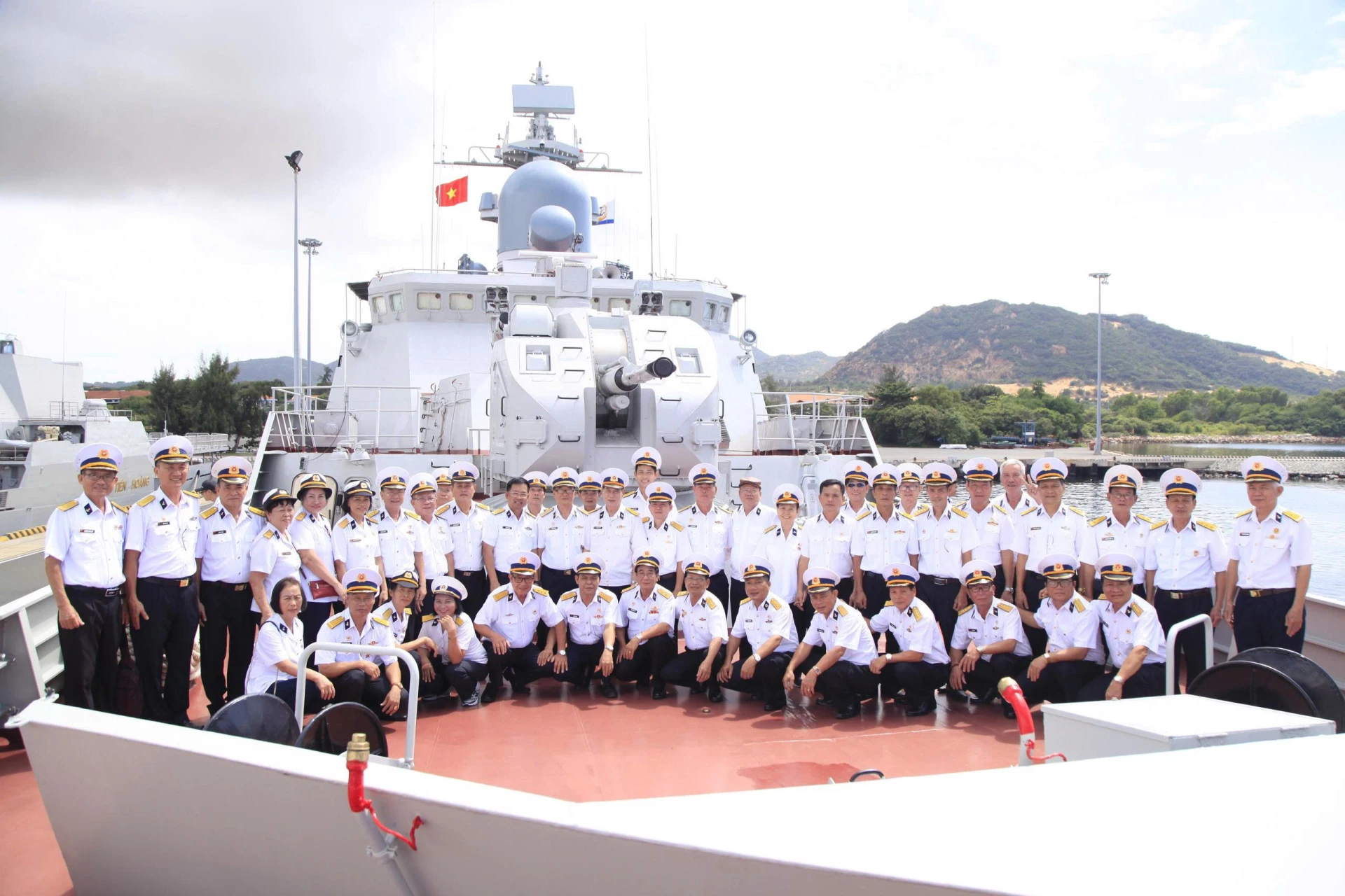 Đoàn công tác thăm quan Lữ đoàn 162.