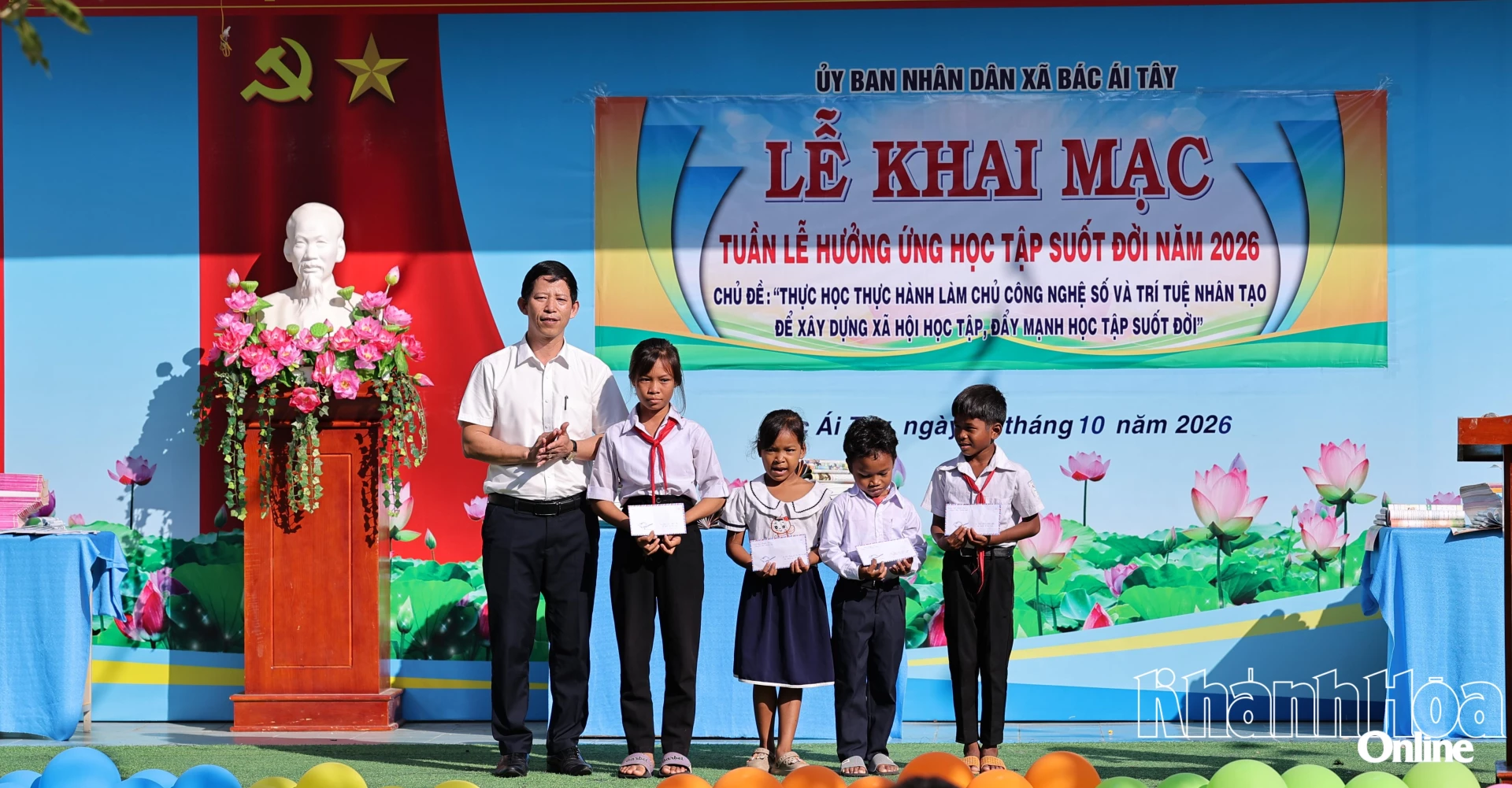 Lãnh đạo xã Bác Ái Tây trao học bổng cho học sinh nghèo học giỏi.