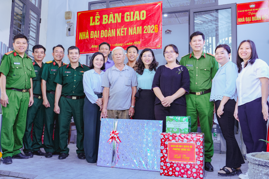Các đơn vị tặng quà cho gia đình ông Bùi Văn Hải tại lễ bàn giao.
