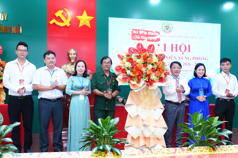 Lãnh đạo Đảng ủy, HĐND, UBND, Ủy ban MTTQ Việt Nam phường Đông Hải tặng hoa chúc mừng đại hội