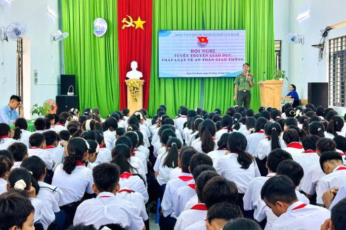 Đoàn xã Nam Cam Ranh tuyên truyền pháp luật cho gần 300 học sinh, đoàn viên, thanh niên
