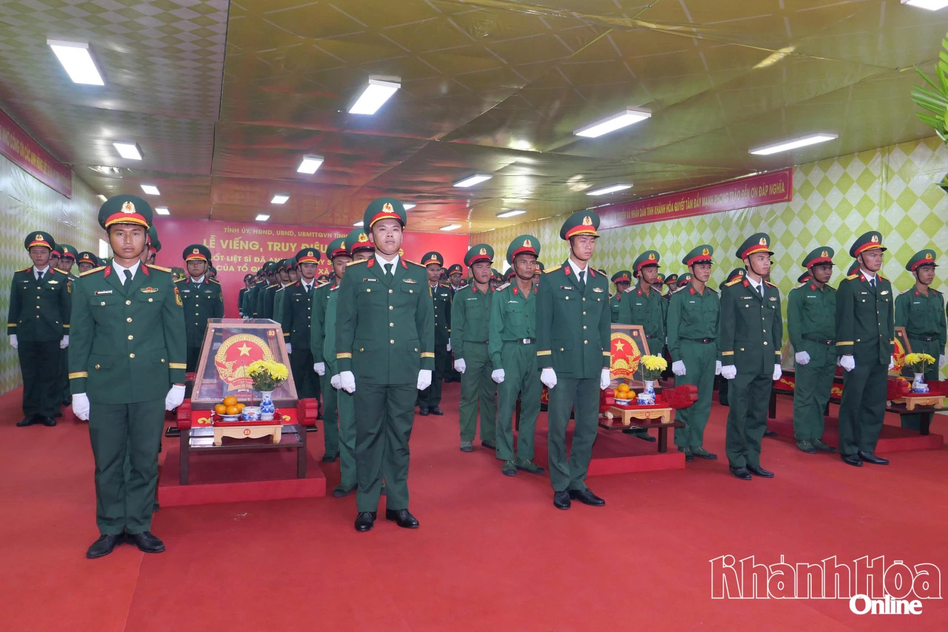 Đôi tiêu binh tiến hành di chuyển  hài cốt liệt sĩ đến vị trí các ô mộ để an táng