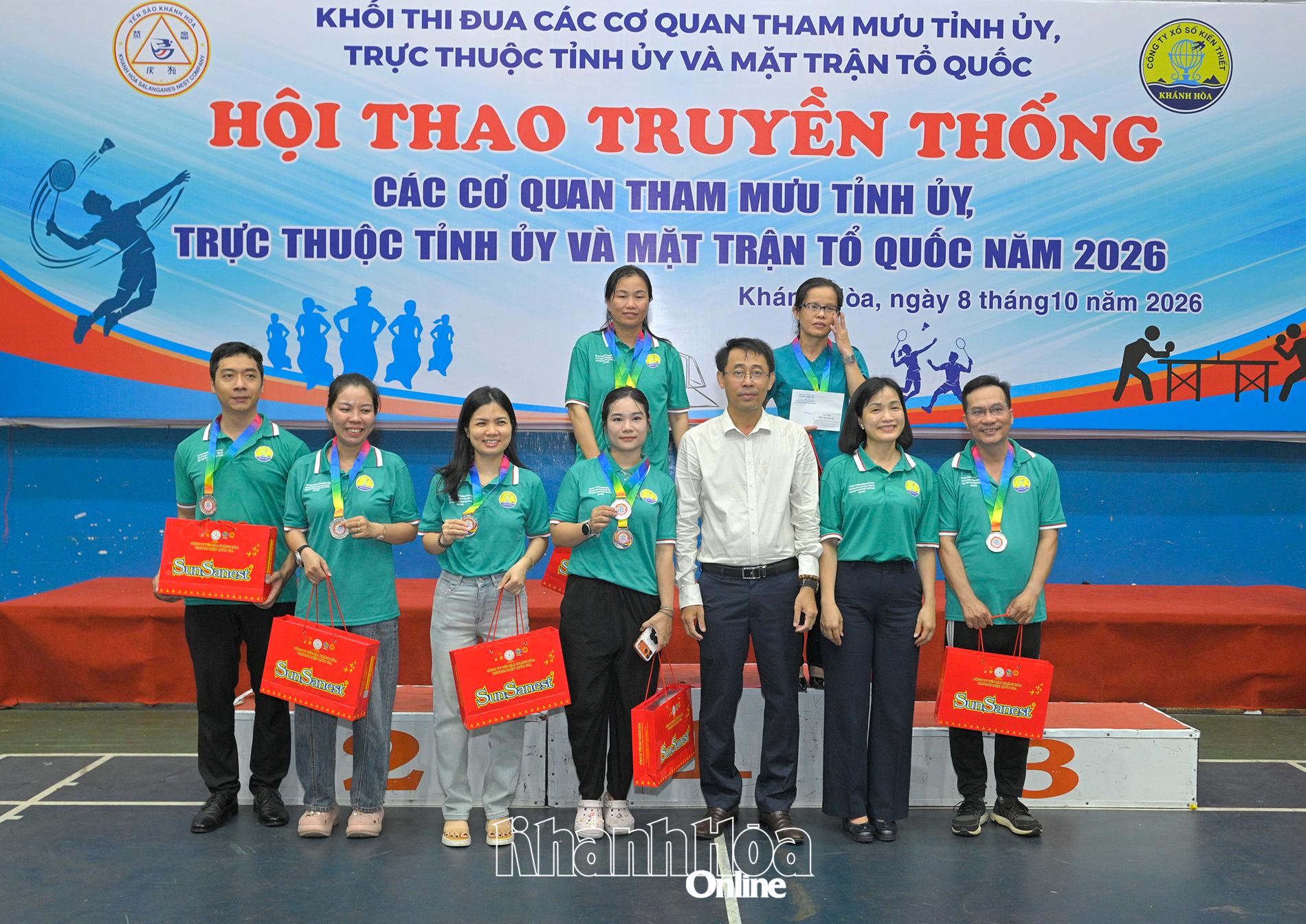 Đại diện Ban tổ chức trao huy chương giải thưởng cho các VĐV hạng nhì nhảy bao bố.