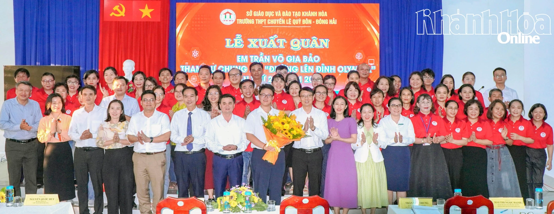 Đồng chí Nguyễn Thanh Hà - Phó Chủ tịch UBND tỉnh; lãnh đạo Sở Giáo dục và Đào tạo cùng thầy cô Trường THPT Chuyên Lê Quý Đôn - Đông Hải
chụp ảnh lưu niệm với Gia Bảo tại lễ xuất quân tham dự chung kết Đường lên đỉnh Olympia 2026.