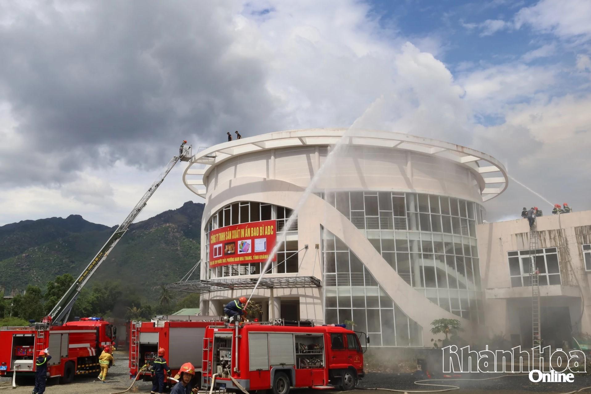 Các lực lượng thực hành nội dung diễn tập chữa cháy nhà cao tầng trong cuộc diễn tập tác chiến trong khu vực phòng thủ kết hợp phòng thủ dân sự phường Nam Nha Trang năm 2026.