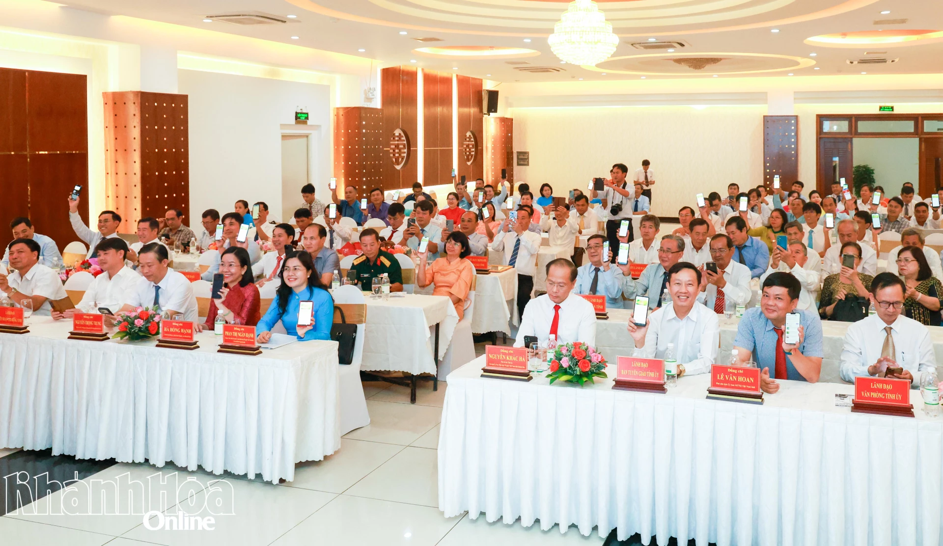 Các đại biểu tham gia Zalo Mini APP: “Hội Nông dân tỉnh Khánh Hòa” tại buổi lễ.