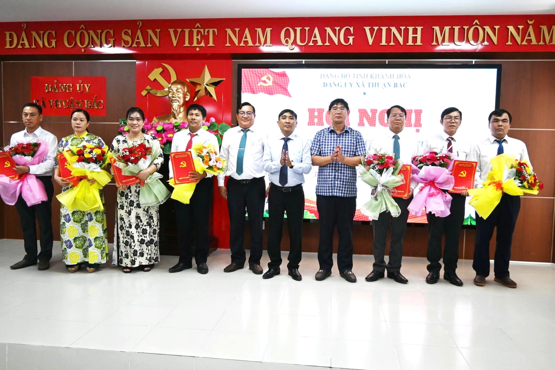 Lãnh đạo xã Thuận Bắc tặng hoa chúc mừng và trao ca Quyết định thành lập các chi bộ trực thuộc.