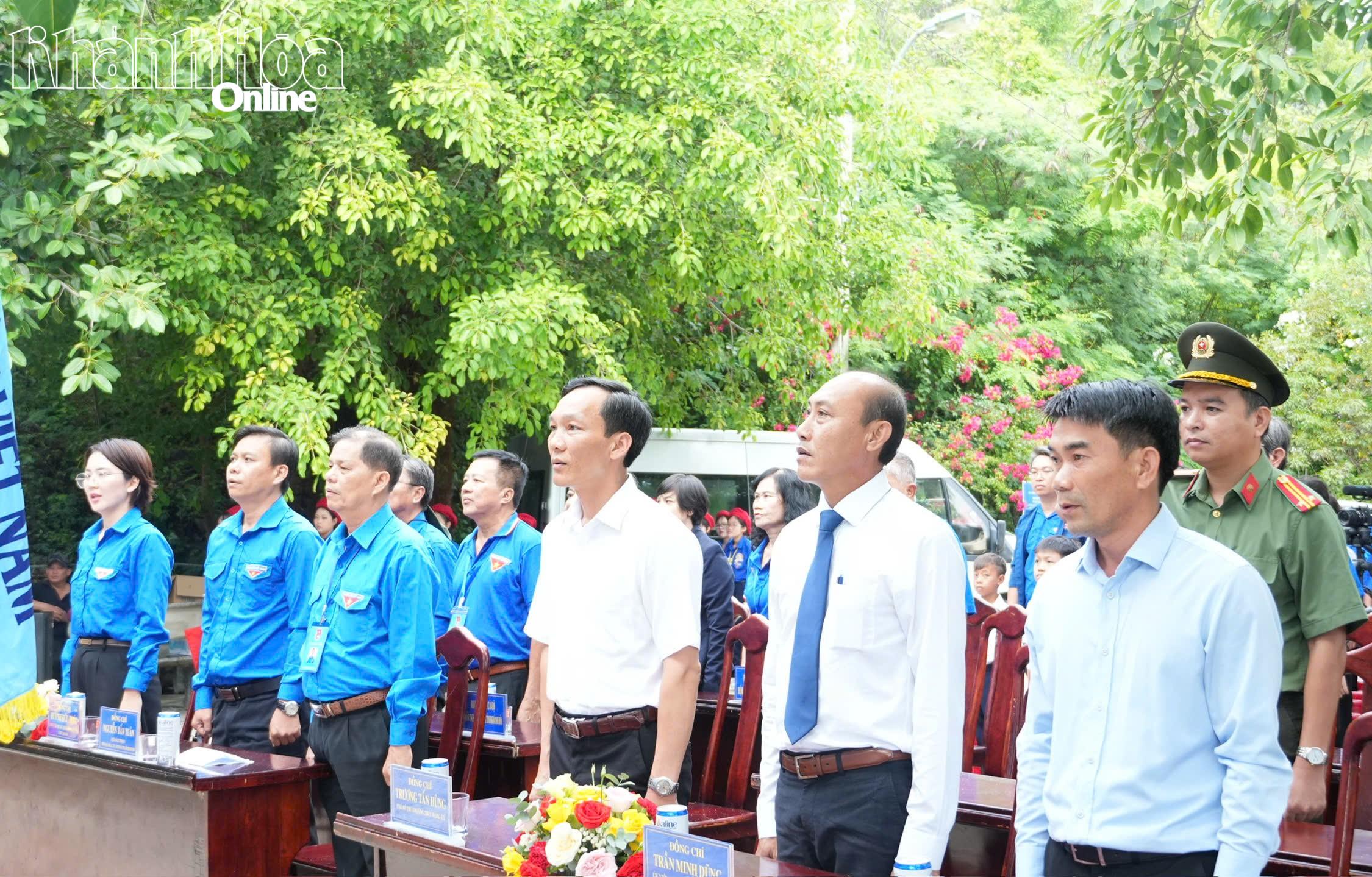 Đồng chí Nguyễn Tấn Tuân và các đại biểu thực hiện nghi thức chào cờ của Hội Liên hiệp Thanh niên Việt Nam. 
