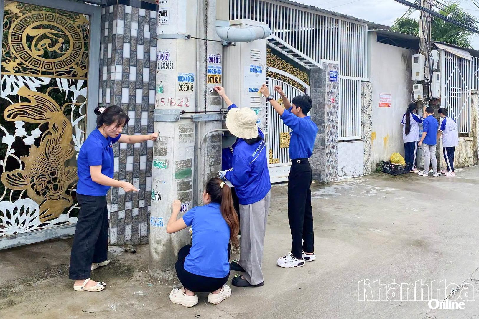 Đoàn phường Ninh Chử ra quân vệ sinh môi trường, tẩy xóa quảng cáo không đúng quy định.
