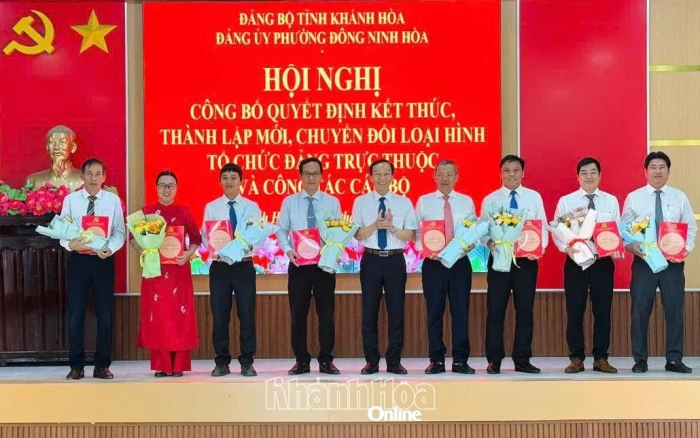 Đảng ủy Phường Đông Ninh Hòa công bố, trao các quyết định về tổ chức đảng trực thuộc và công tác cán bộ 