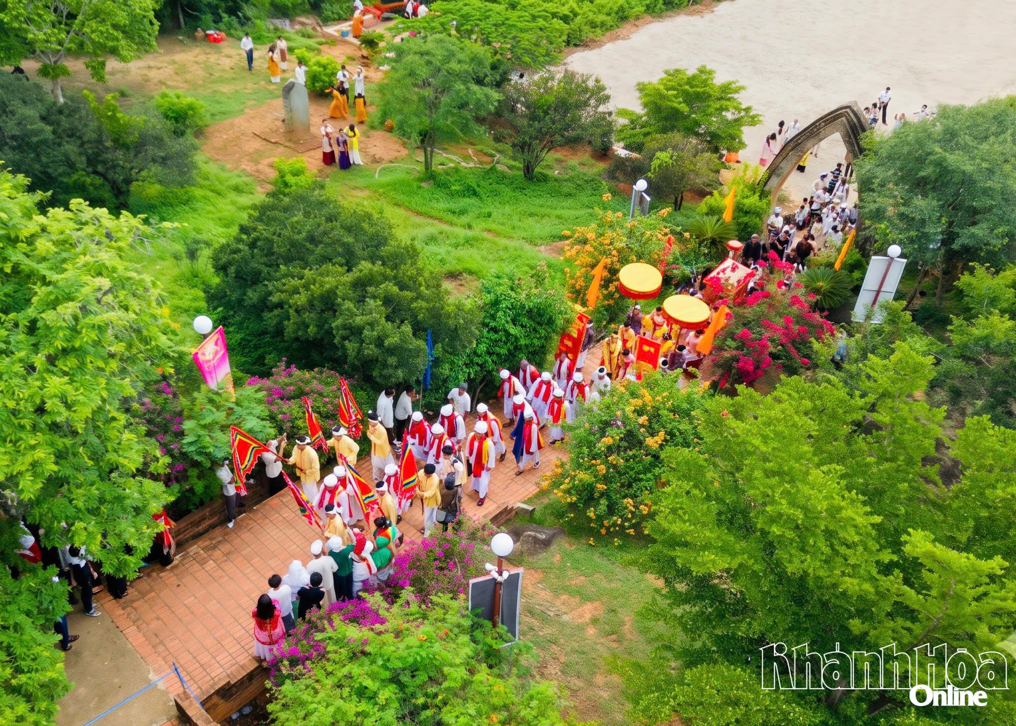 Đoàn rước y trang tiến vào Tháp Pô Klong Garai