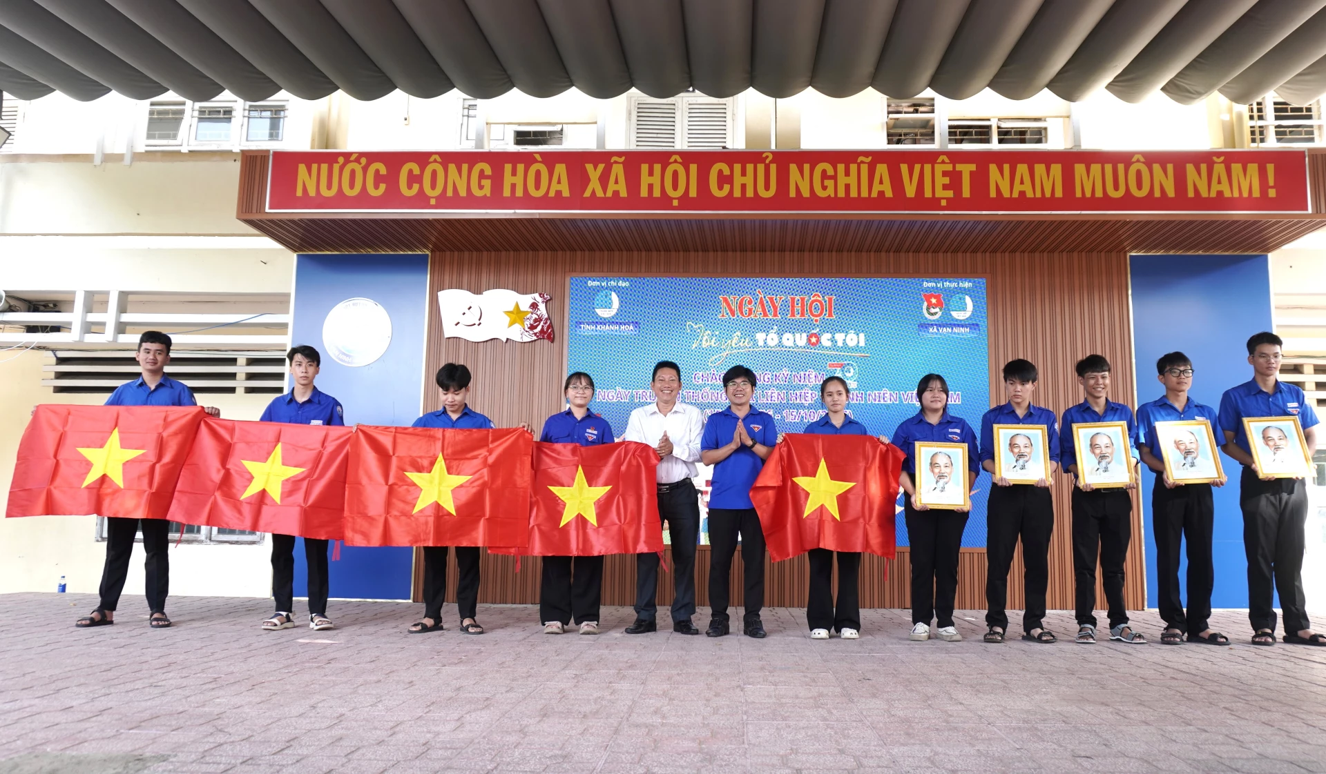 Ban tổ chức tặng cờ Tổ quốc và hình Bác Hồ cho đoàn viên, thanh niên