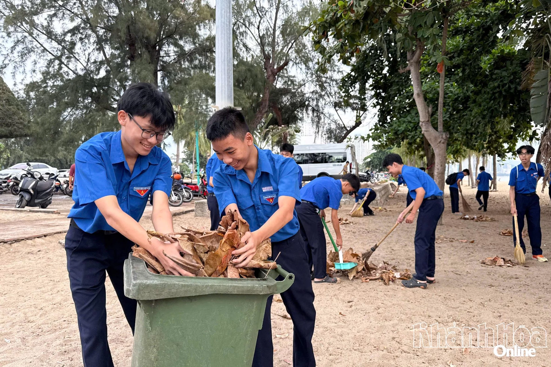 Đoàn viên, thanh niên phường Nha Trang ra quân vệ sinh bờ biển.