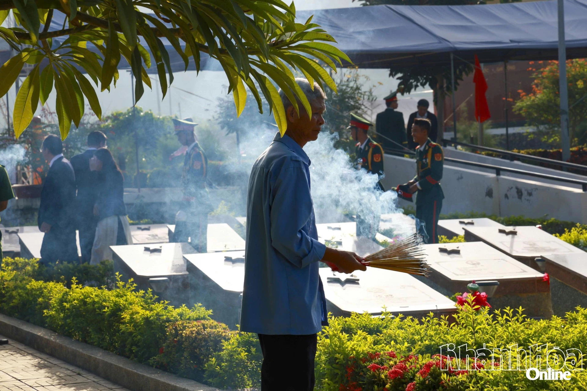 Các đại biểu và người dân thắp hương các mộ phần liệt sĩ. 