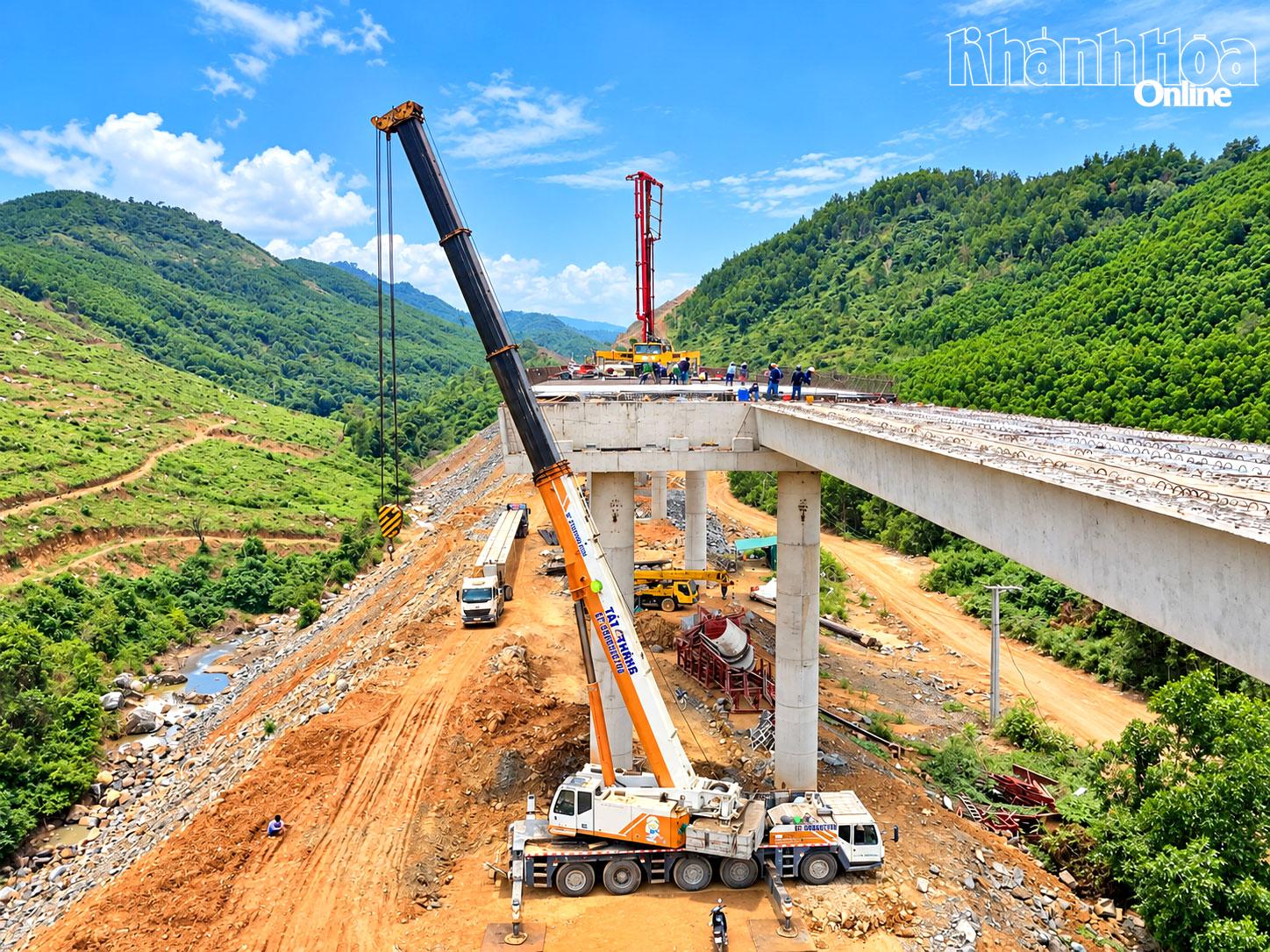 Đẩy nhanh tiến độ thi công đường bộ cao tốc Khánh Hòa - Buôn Ma Thuột.