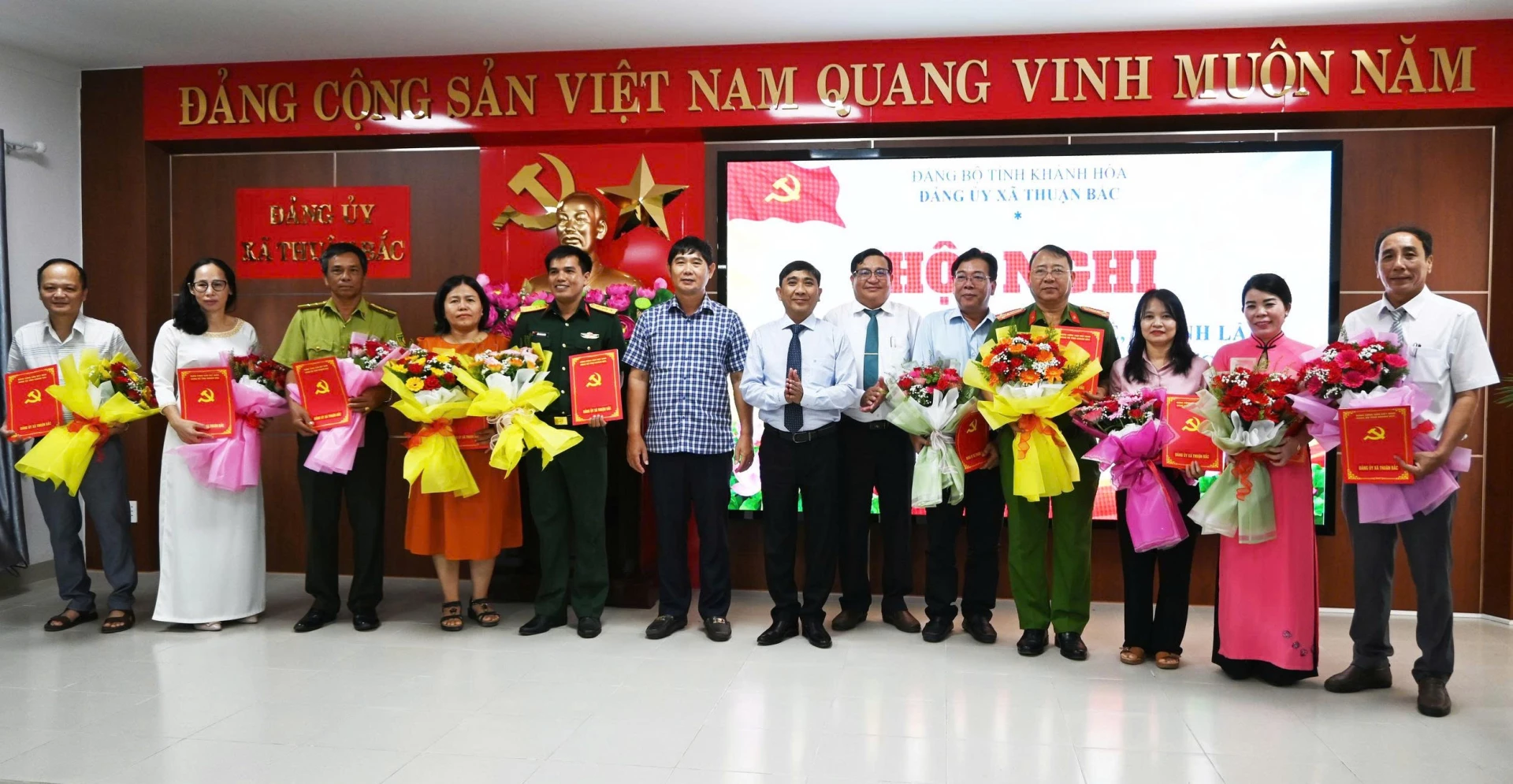 Lãnh đạo xã tặng hoa chúc mừng và trao các Quyết định chuyển mô hình tổ chức đảng trực thuộc Đảng uỷ xã Thuận Bắc.