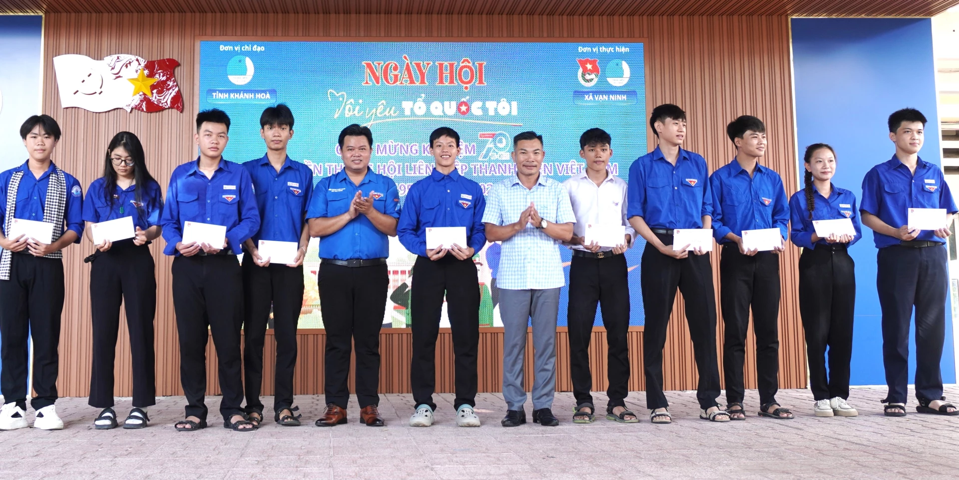 Ban tổ chức tặng học bổng cho học sinh có hoàn cảnh khó khăn.