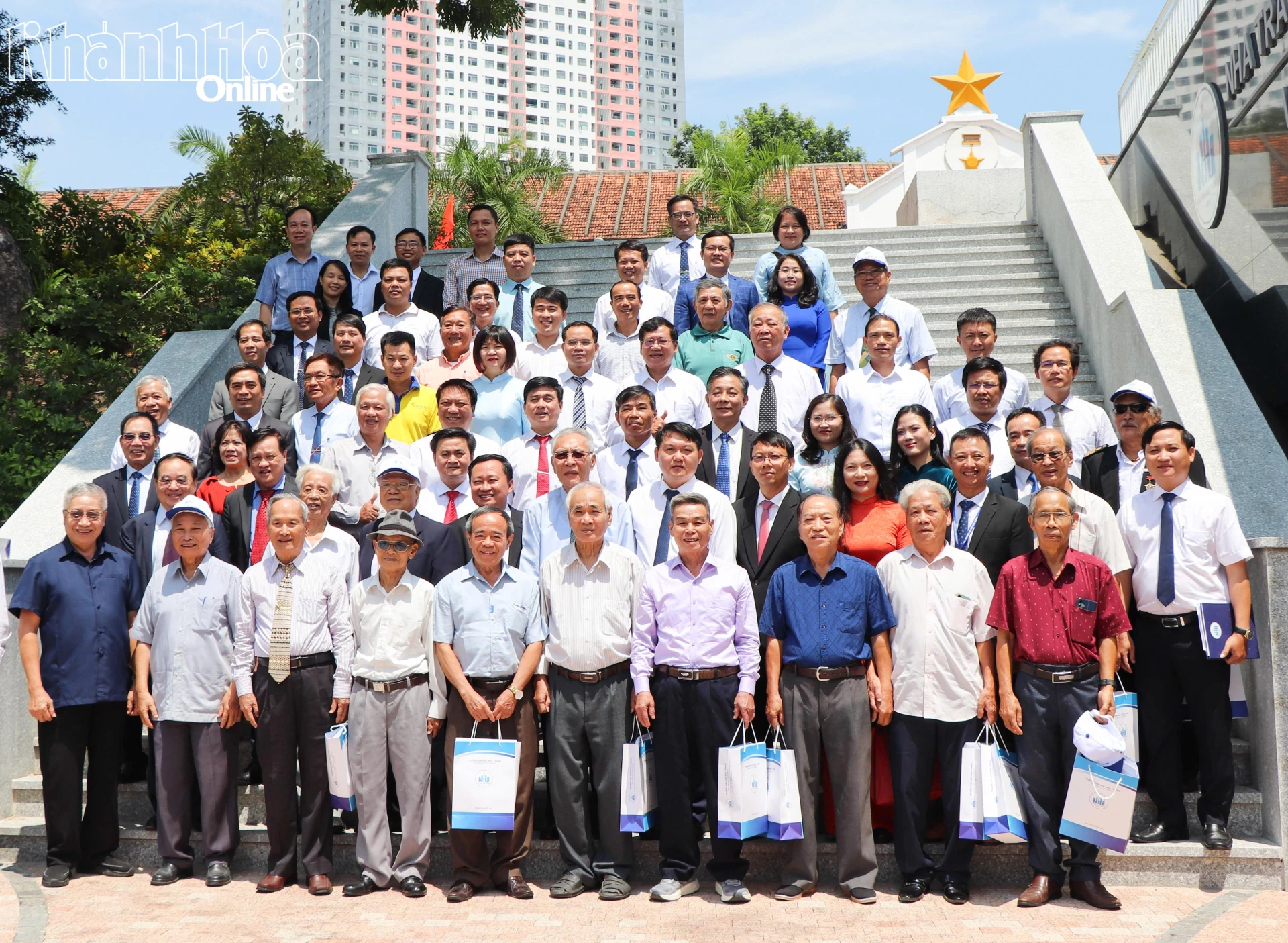 Các đại biểu chụp ảnh lưu niệm.