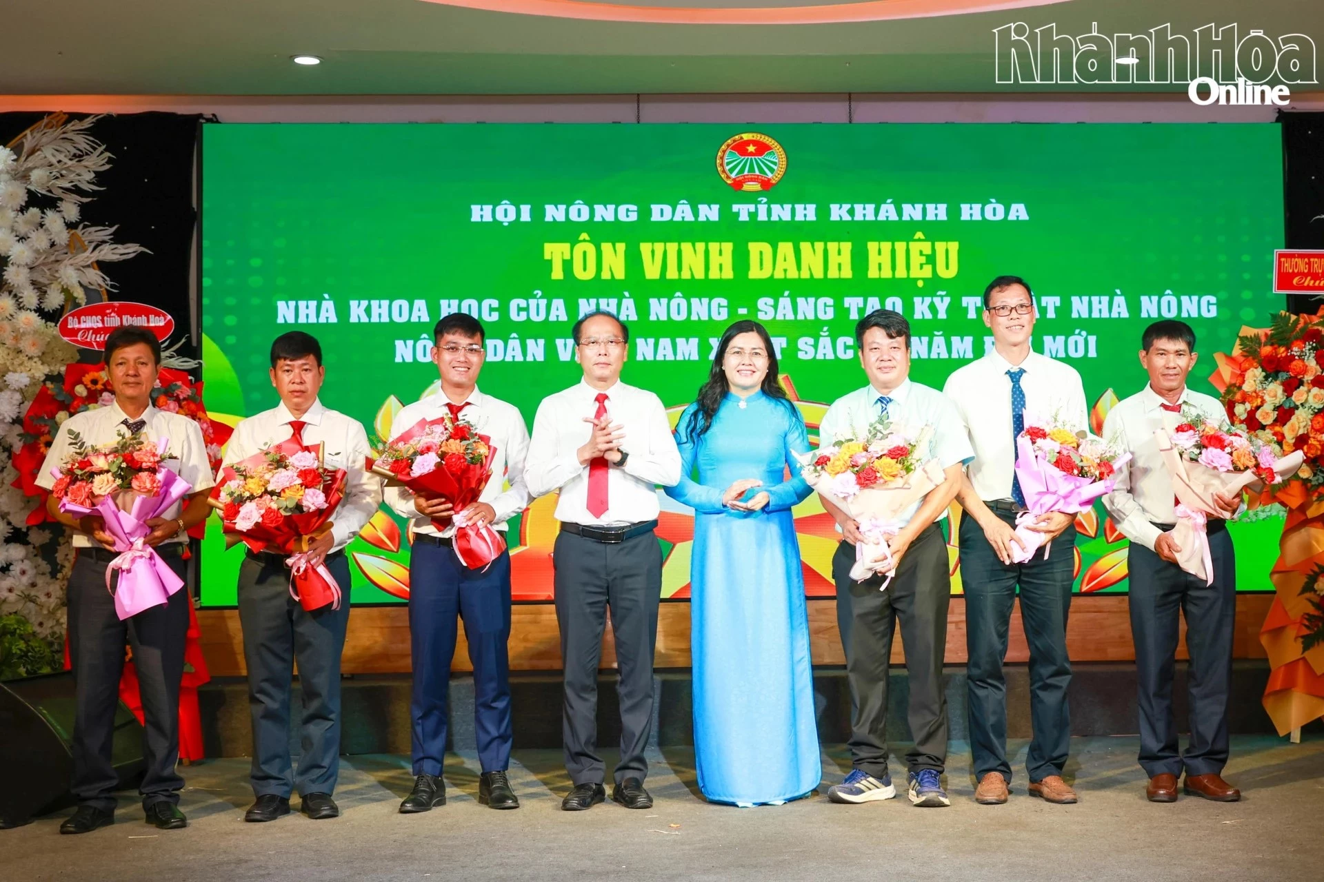 Đồng chí Nguyễn Khắc Hà và lãnh đạo Hội Nông dân tỉnh tặng hoa chúc mừng các cá nhân đạt danh hiệu Nhà khoa học của nhà nông, Sáng tạo kỹ thuật nhà nông và Nông dân Việt Nam xuất sắc 40 năm đổi mới.