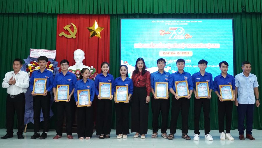 Các điển hình tiêu biểu được tuyên dương tại buổi lễ.

