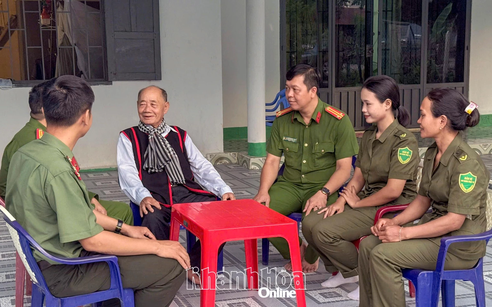 Công an xã Công Hải và lực lượng an ninh, trật tự ở cơ sở thường xuyên gặp gỡ, phối hợp với các già làng,
người có uy tín để phát huy sức mạnh cộng đồng trong giữ gìn an ninh, trật tự địa phương. Ảnh: Công an xã Công Hải