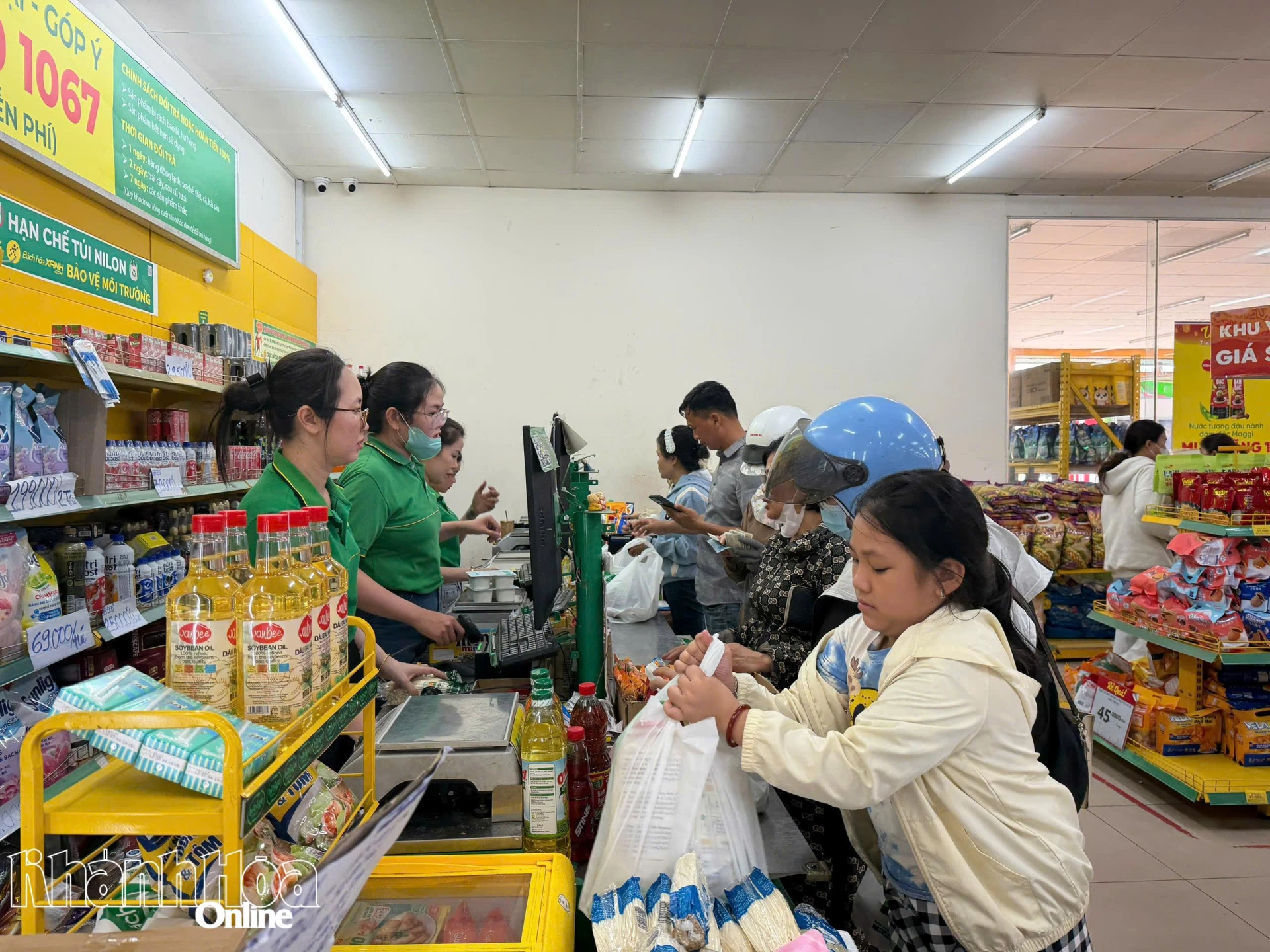 Khách hàng mua hàng tại cửa hàng Bách Hoá xanh (phường Bảo An).