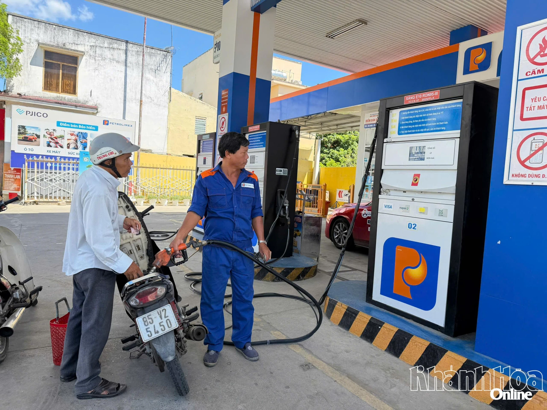 Người dân đổ xăng tại cây xăng dầu phường Bảo An.