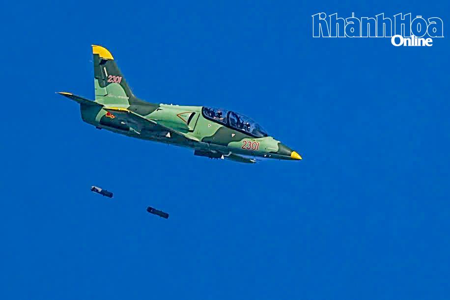 Phi công điều khiển máy bay L-39NG ném bom công kích mục tiêu.