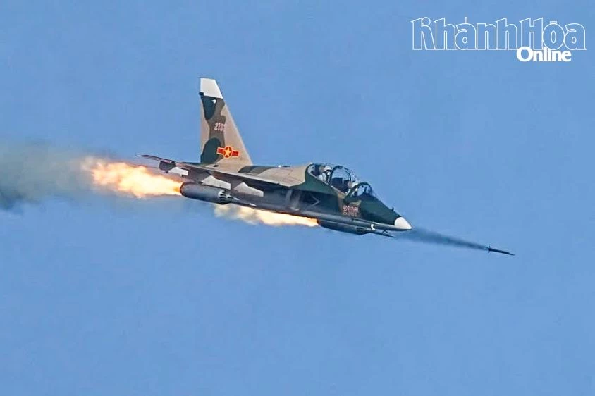 Phi công điều khiển máy bay YAK-130 phóng rốc két công kích mục tiêu.