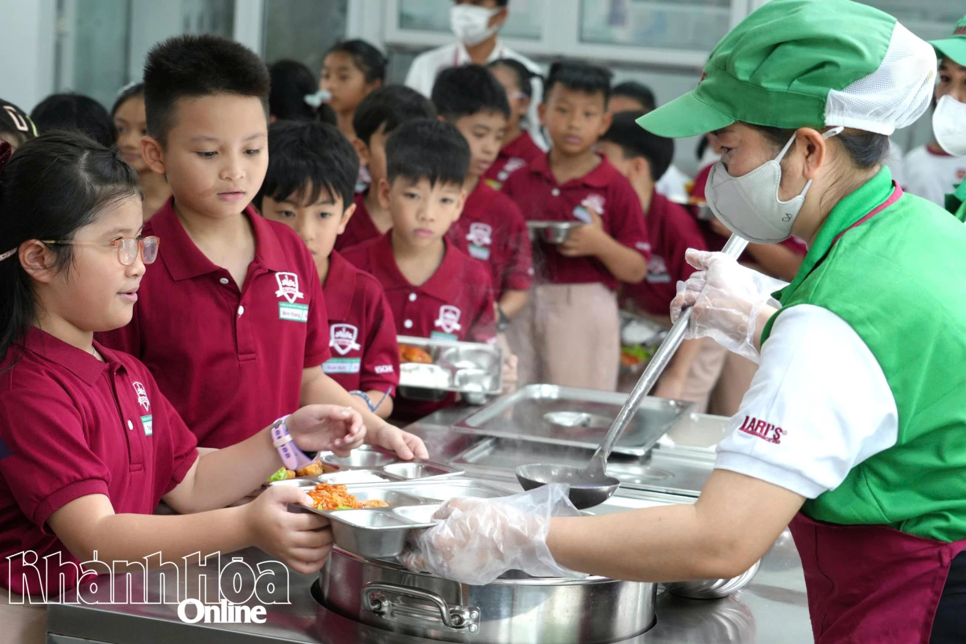 Học sinh Trường Hội nhập quốc tế iSchool Ninh Thuận (phường Phan Rang) đang lấy các suất ăn. 
