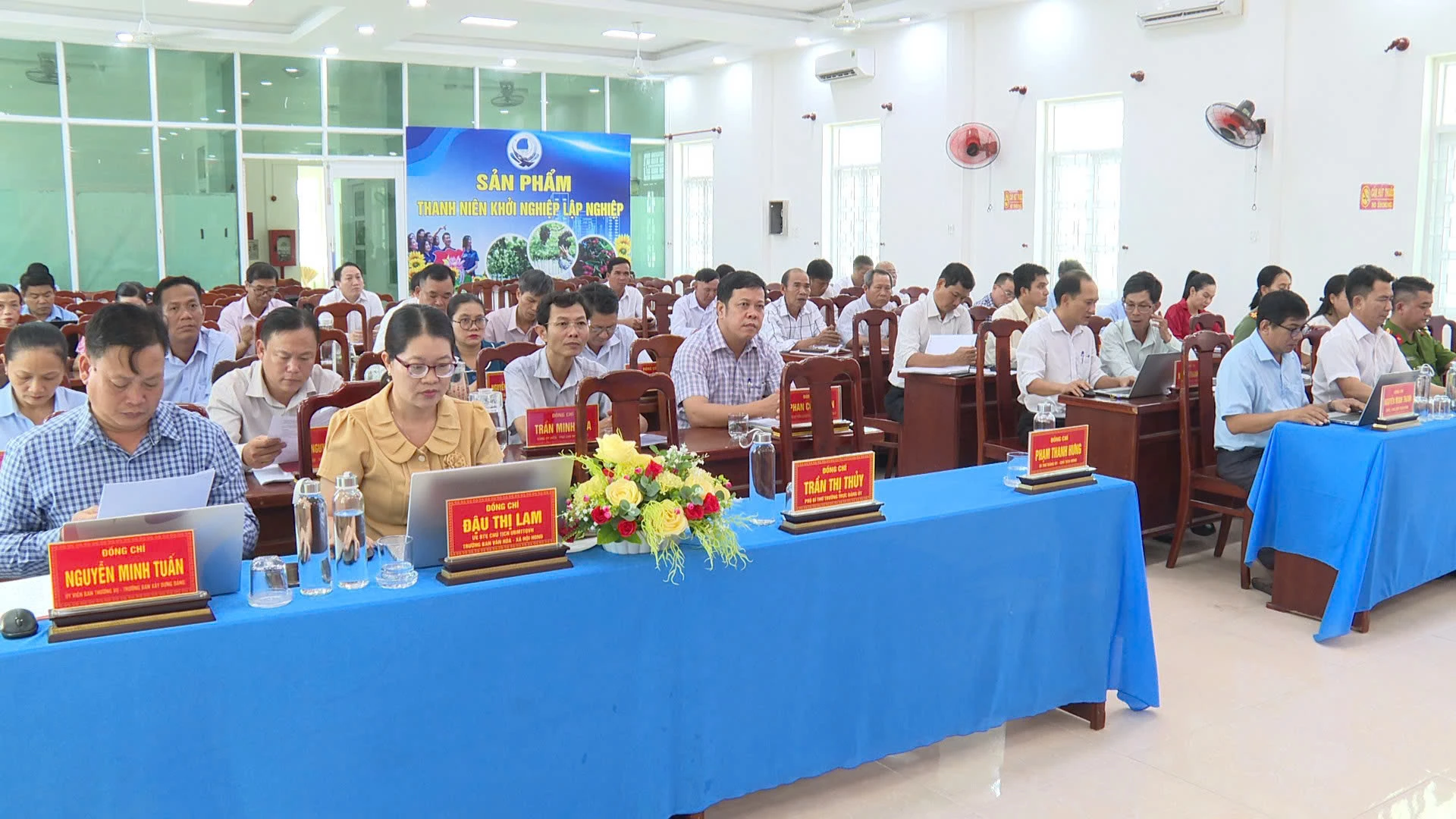 Các đại biểu dự hội nghị.